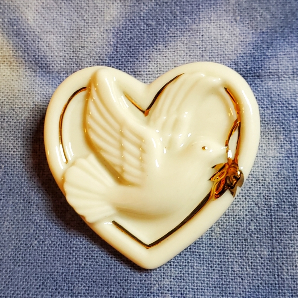 Vintage Prestine Porcelian Dove w/ an olive branch